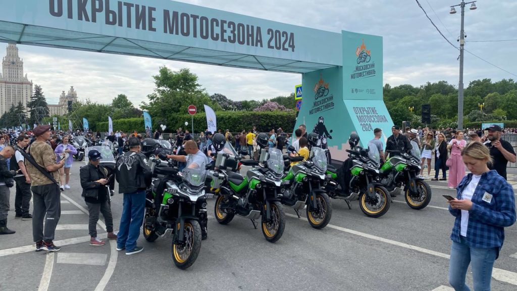 26 мая ATVARMOR MOTO Club принял участие в весеннем мотопараде на CFMOTO 800MT EXPLORE. Среди 15 тысяч мотоциклистов мотоциклы CFMOTO стали ярким и эффектным акцентом, привлекающим внимание публики.